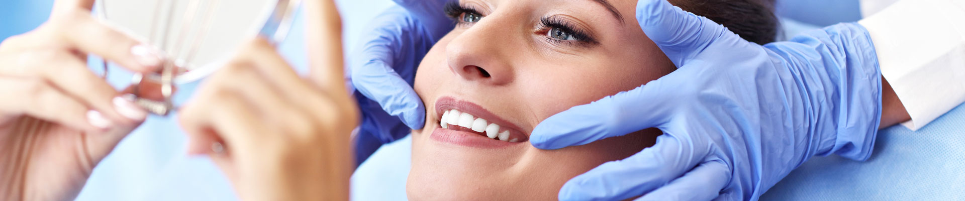 Lächelnde Frau beim Zahnarzt in Frankfurt