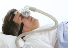 Schlaf-Apnoe-Patient mit Sauerstoffversorgung über Maske
